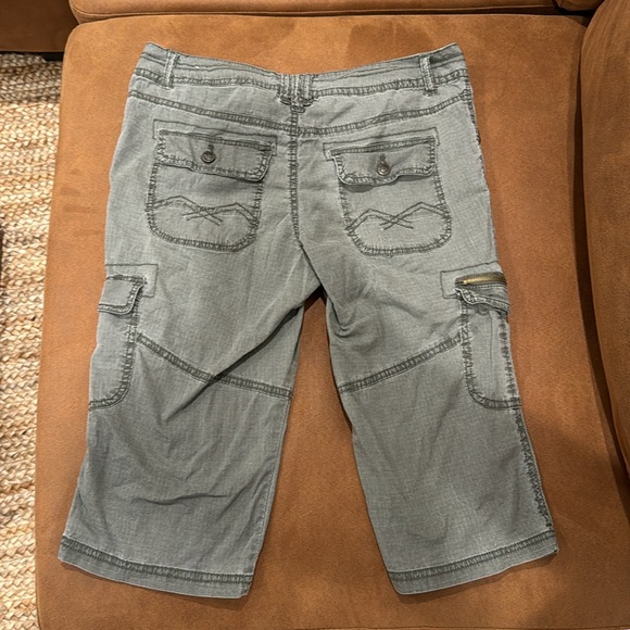 Dark grey greenish Y2K capris - Picture 3 of 3